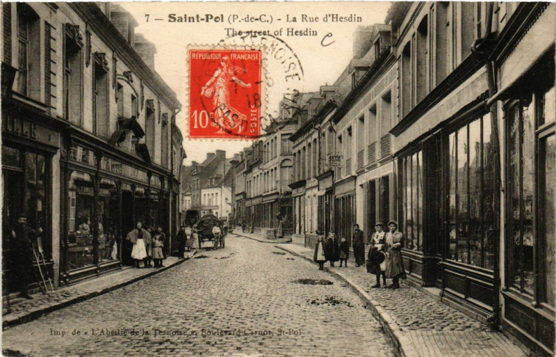 Carte postale ancienne Saint-Pol La Rue de'Hesdin à Hesdin