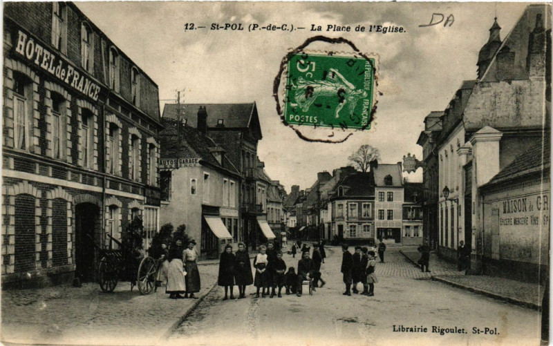 Carte postale ancienne Saint-Pol La Place de l'Eglise