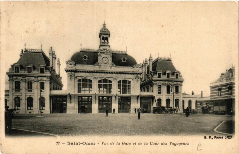 Carte postale ancienne Saint-Omer Vue de la Gare et de la Cour des Voyageurs à Saint-Omer