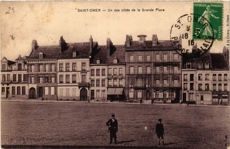 Carte postale ancienne Saint-Omer Un des cotes de la Grande Place à Saint-Omer