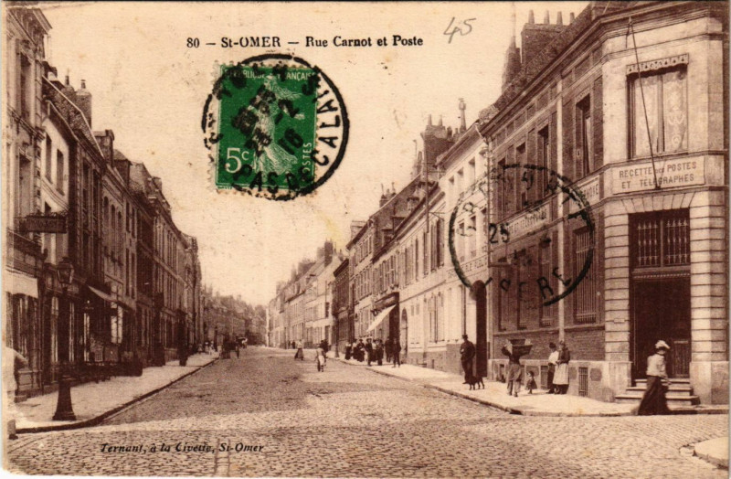 Carte postale ancienne Saint-Omer Rue Carnot et Poste à Saint-Omer