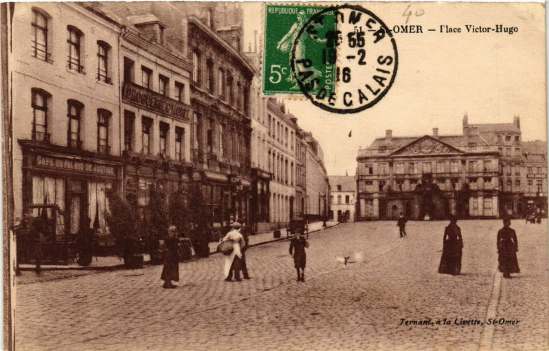 Carte postale ancienne Saint-Omer Place Victor-Hugo à Saint-Omer