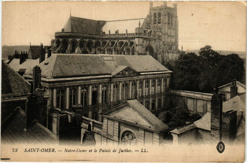 Carte postale ancienne Saint-Omer Notre-Dame et le Palais de Justice à Saint-Omer