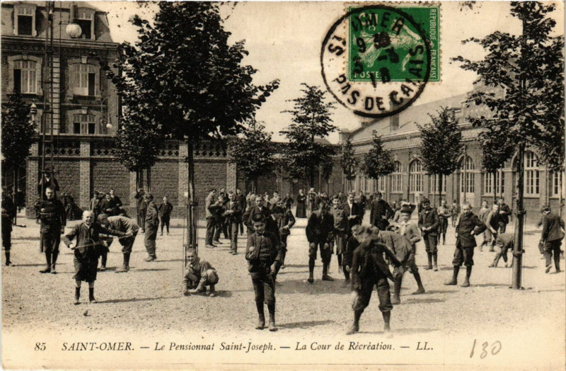 Carte postale ancienne Saint-Omer Le Pensionnat Saint-Joseph - Le Cour de Recreation à Saint-Omer