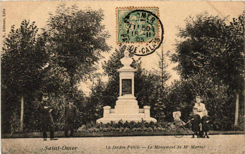 Carte postale ancienne Saint-Omer Le Jardin Public - Le Monument de Mr Martol à Saint-Omer