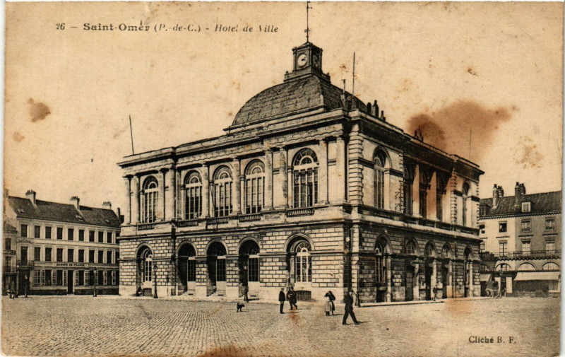 Carte postale ancienne Saint-Omer Hotel de Ville à Saint-Omer
