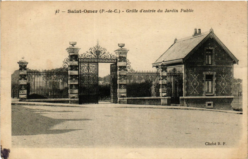 Carte postale ancienne Saint-Omer Grille d'entrée du Jardin-Public à Saint-Omer