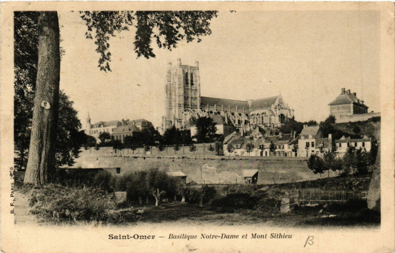 Carte postale ancienne Saint-Omer Basilique Notre-Dame et Mont Sithieu à Saint-Omer