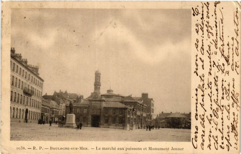 Carte postale ancienne R.P. Boulogne-sur-Mer Le Marché aux Poissons et Monument Jenner à Boulogne-sur-Mer