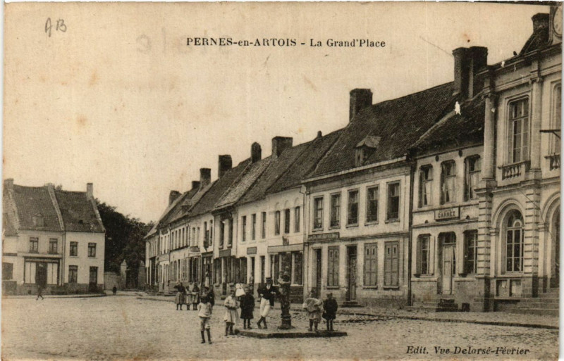 Carte postale ancienne Pernes-en-Artois La Grand'Place à Pernes