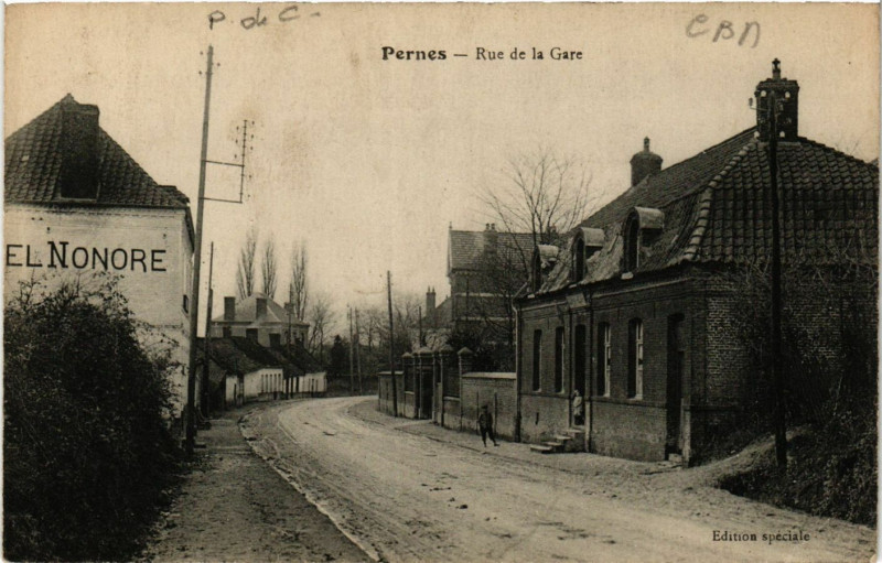 Carte postale ancienne Rue de la Gare à Pernes