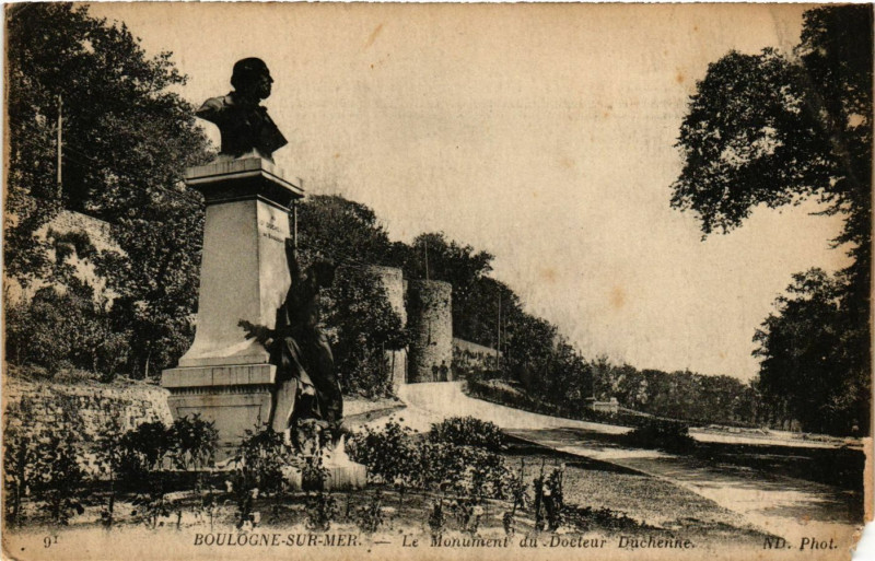 Carte postale ancienne Nd. Boulogne-sur-Mer Le Monument du Docteur Duchenne à Boulogne-sur-Mer