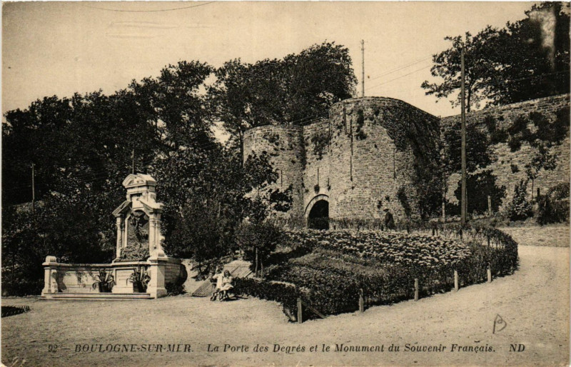 Carte postale ancienne Nd. Boulogne-sur-Mer La Porte des Degres et le mOnument à Boulogne-sur-Mer