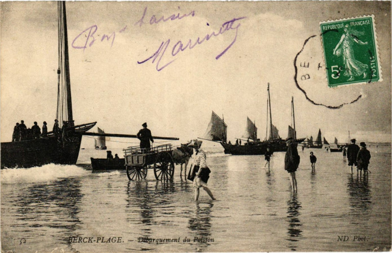 Carte postale ancienne Nd. Berck-Plage Debarquement du Poisson à Berck