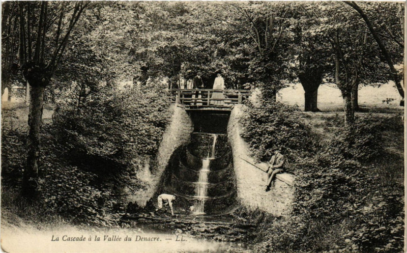 Carte postale ancienne Ll. La Cascade a la Vallée du Denacre