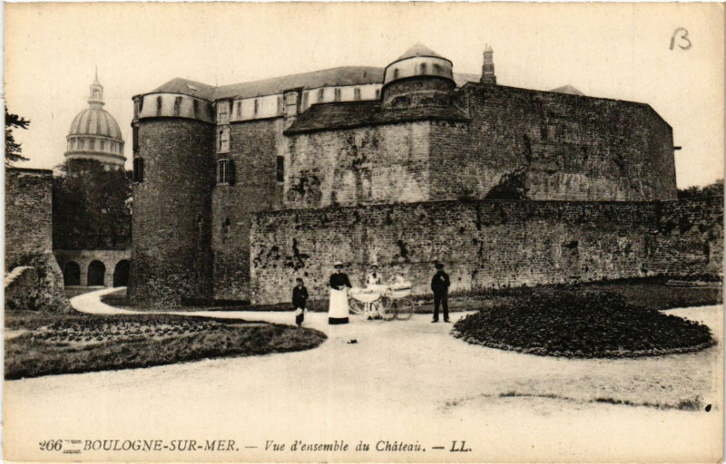 Carte postale ancienne Ll. Boulogne-sur-Mer Vue d'ensemle du Cahteau à Boulogne-sur-Mer