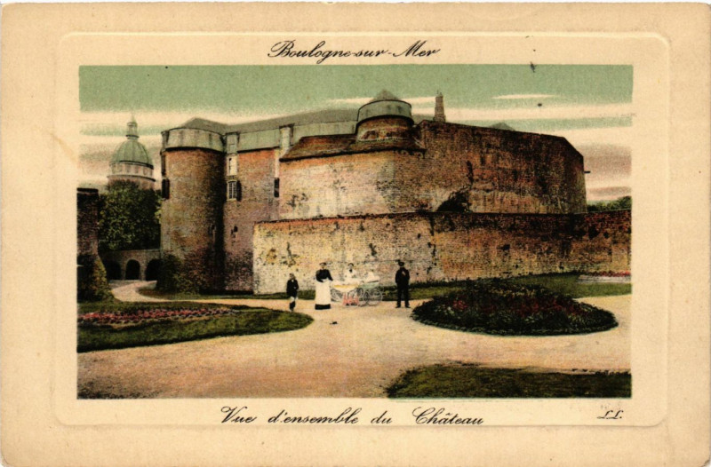 Carte postale ancienne Ll. Boulogne-sur-Mer Vue d'ensemble du Chateau à Boulogne-sur-Mer