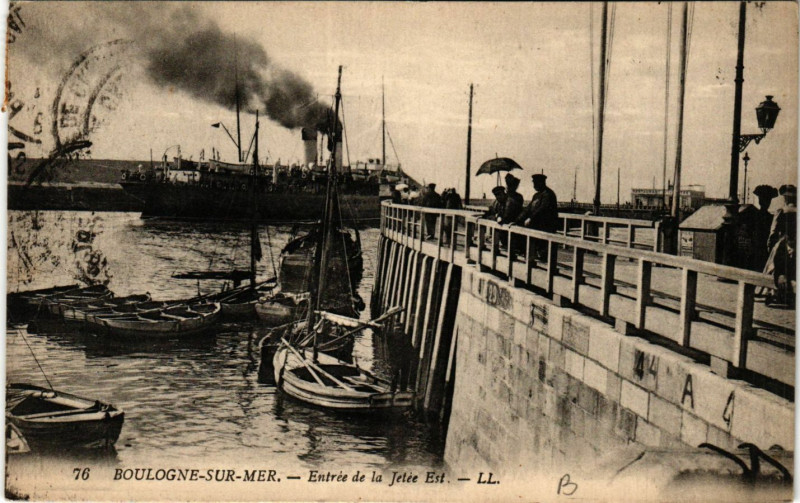 Carte postale ancienne Ll. Boulogne-sur-Mer Entrée de la Jetee Est à Boulogne-sur-Mer