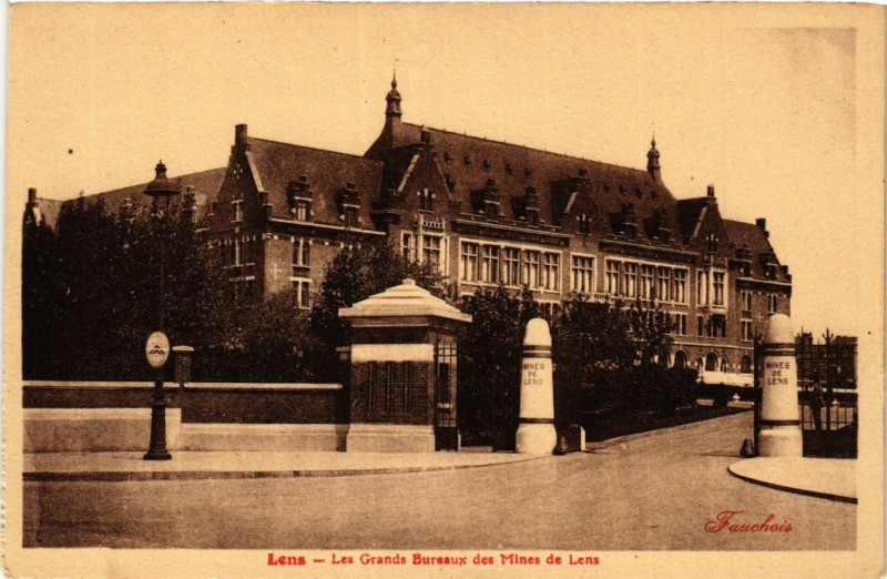 Carte postale ancienne Lens Les Grands Bureaux des Mines de Lens à Lens