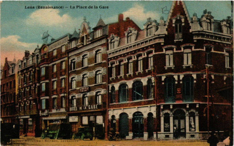 Carte postale ancienne Lens La Place de la Gare à Lens