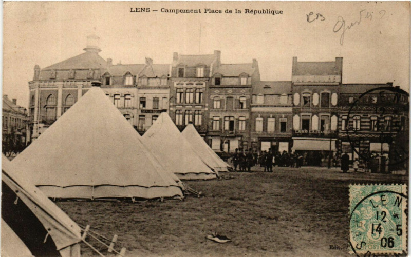 Carte postale ancienne Lens Campement Place de la Republique à Lens