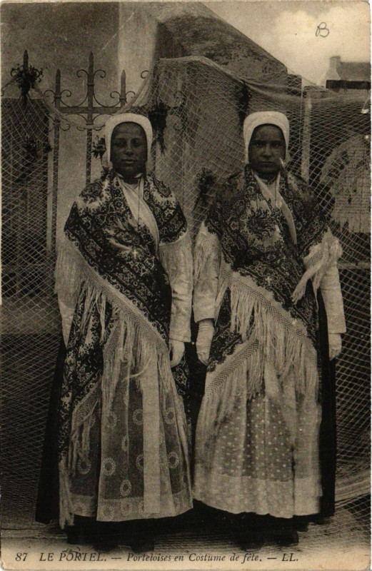 Carte postale ancienne Le Portel Porteloises en Costume de fete au Portel