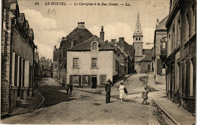 Carte postale ancienne Le Portel Le Carrefour a la Rue Neuve au Portel
