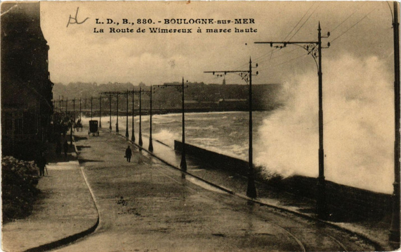 Carte postale ancienne L.D.B. Boulogne-sur-Mer La Route de Wimereux a maree haute à Boulogne-sur-Mer
