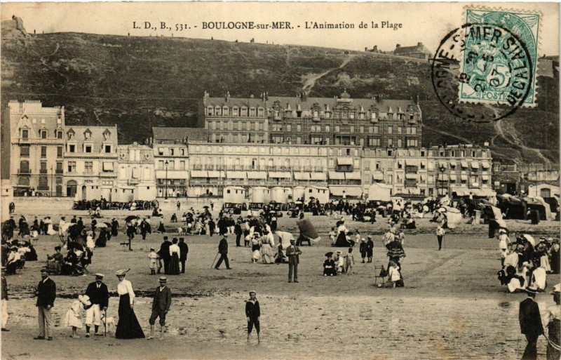 Carte postale ancienne L.D.B. Boulogne-sur-Mer l'Animation de la Plage à Boulogne-sur-Mer