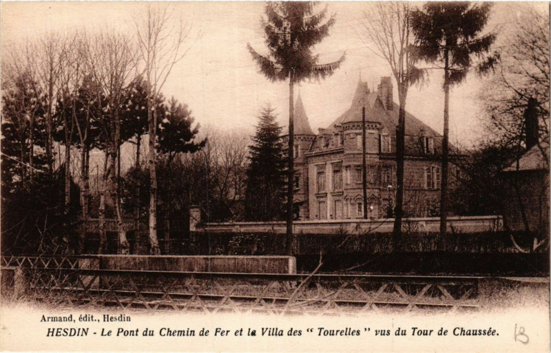 Carte postale ancienne Hesdin Le Pnt du Chemin de Fer et la Villa des Tourelles à Hesdin