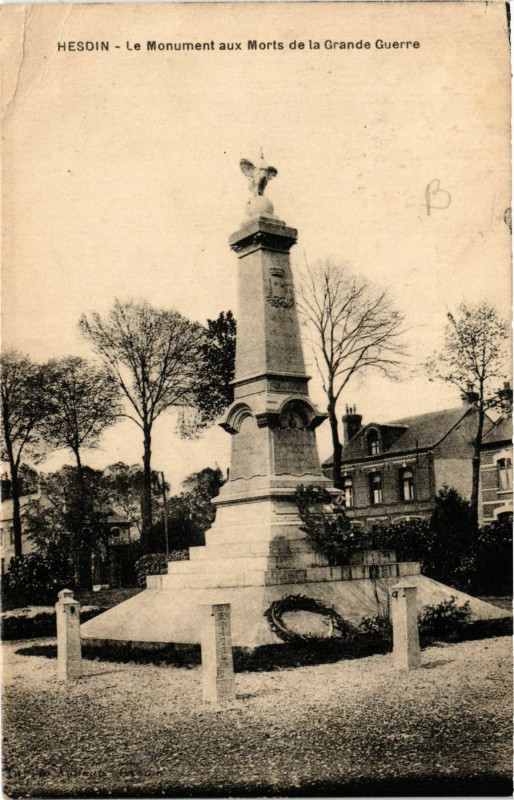 Carte postale ancienne Hesdin Le Monument aux Morts à Hesdin