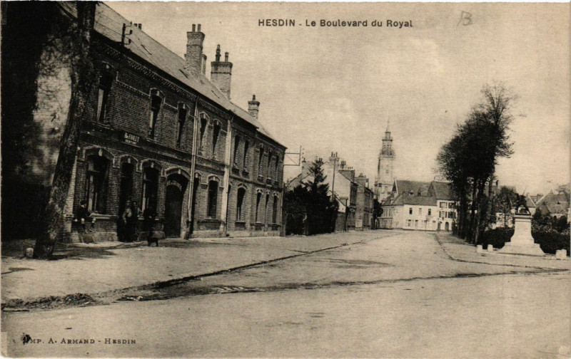 Carte postale ancienne Hesdin Le Boulevard du Royal à Hesdin