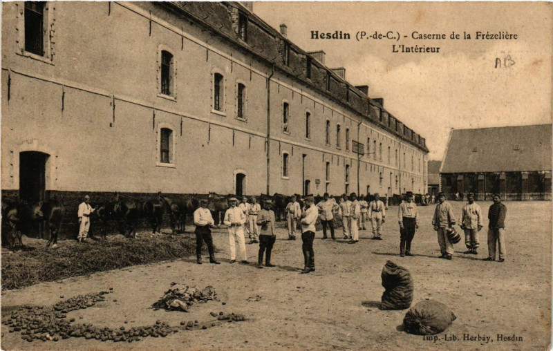Carte postale ancienne Hesdin Caserne de la Frezeliere l'Interieur à Hesdin