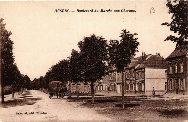 Carte postale ancienne Hesdin Boulevard du Marché aux Chevaux à Hesdin