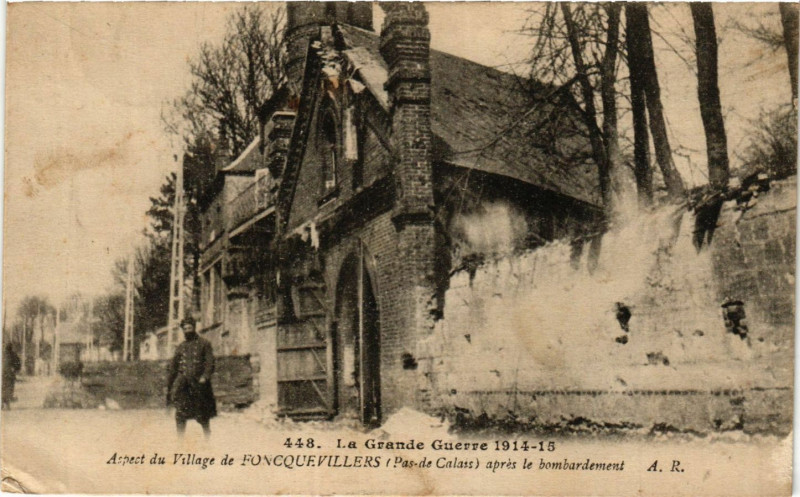 Carte postale ancienne Guerre Foncquevillers Aspect du village apres le bombardement à Foncquevillers