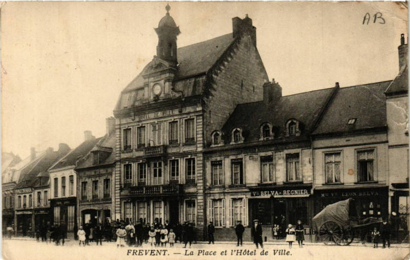 Carte postale ancienne Frevent La Place et l'Hotel de Ville à Frévent