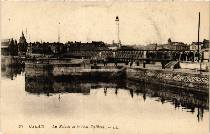 Carte postale ancienne Ed. Ll Calais Les Ecluses et le Pont Vetillard à Calais