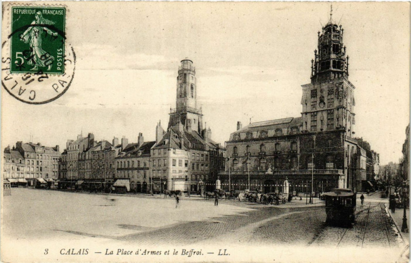 Carte postale ancienne Ed. Ll Calais La Place d'Armes et le Beffroi à Calais