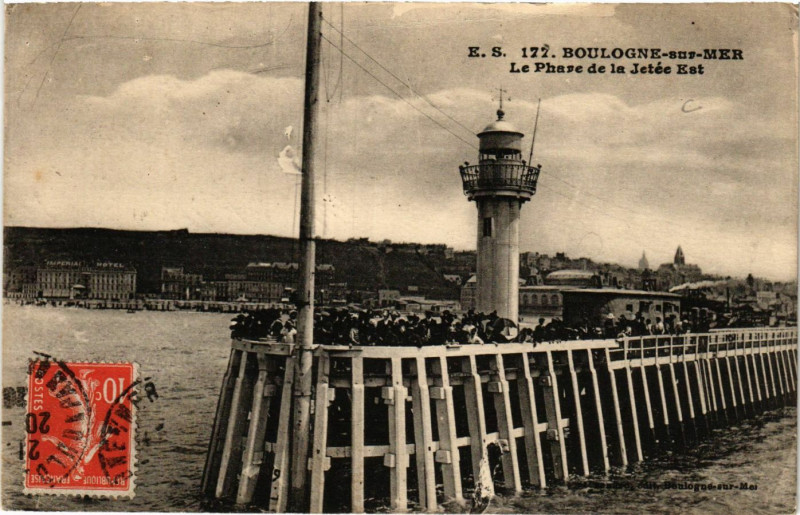Carte postale ancienne E.S. Boulogne-sur-Mer Le Phare et la Jetee Est à Boulogne-sur-Mer