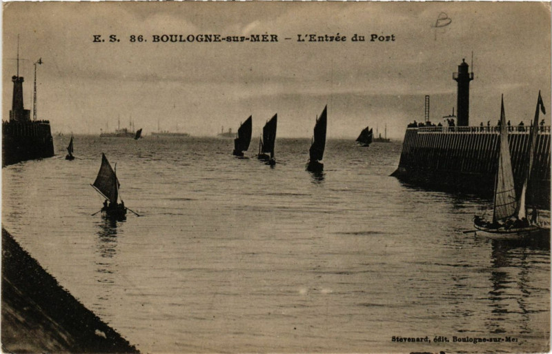 Carte postale ancienne E.S. Boulogne-sur-Mer l'Entrée du Port à Boulogne-sur-Mer