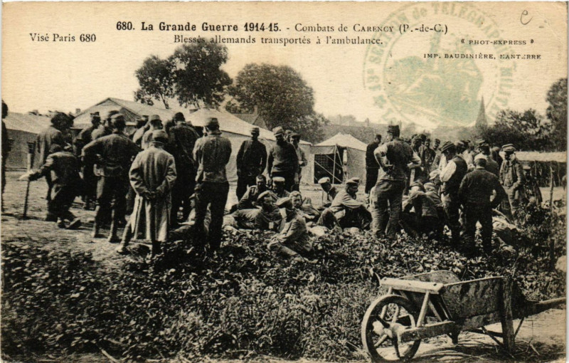 Carte postale ancienne Combats de Carency Blesses allemands transportes à Carency