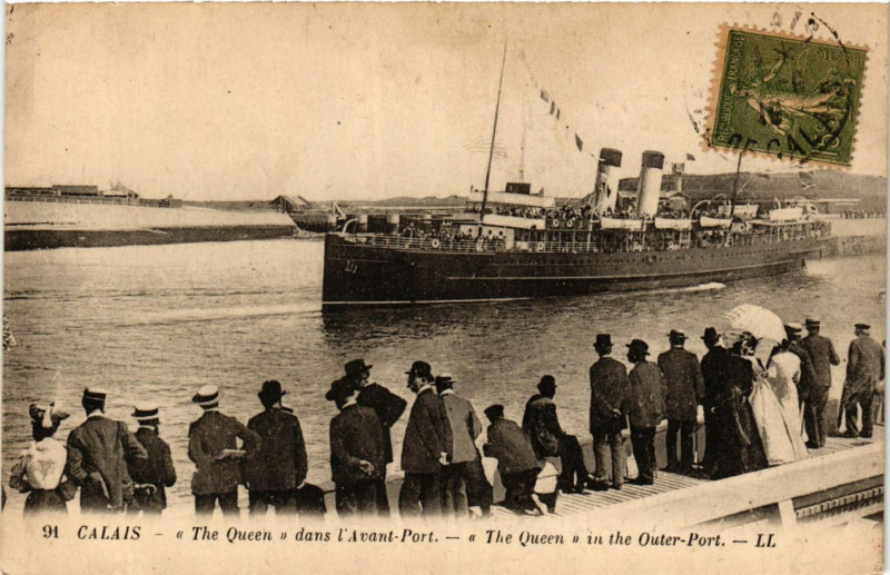 Carte postale ancienne Calais The Queen dans l'Avant-Port à Calais