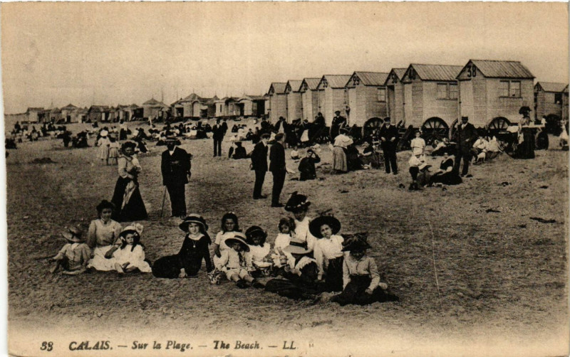 Carte postale ancienne Calais Sur la Plage à Calais
