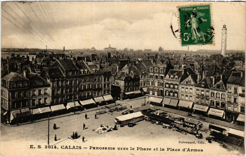 Carte postale ancienne Calais Panorama ver le Phare et laPlace d'Armes à Calais
