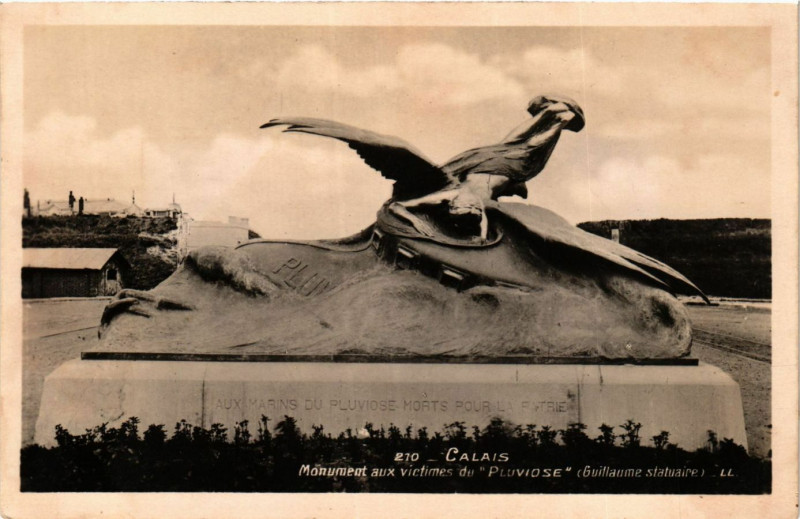 Carte postale ancienne Calais Monument aux victimes du Pluvoise à Calais