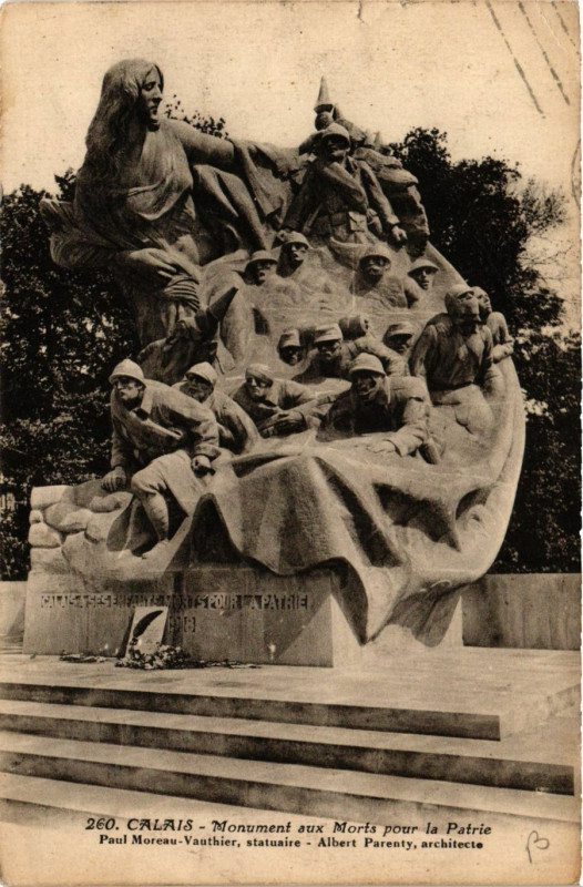 Carte postale ancienne Calais Monument aux Morts pour la Patrie à Calais