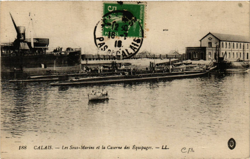 Carte postale ancienne Calais Les Sous-Marins et la Caserne des Equipages à Calais