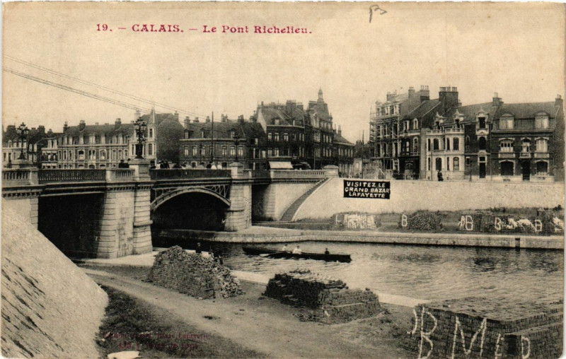 Carte postale ancienne Calais Le Pont Richelieu à Calais