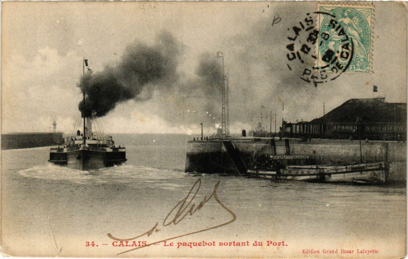 Carte postale ancienne Calais Le Paquebot sortant du Port à Calais