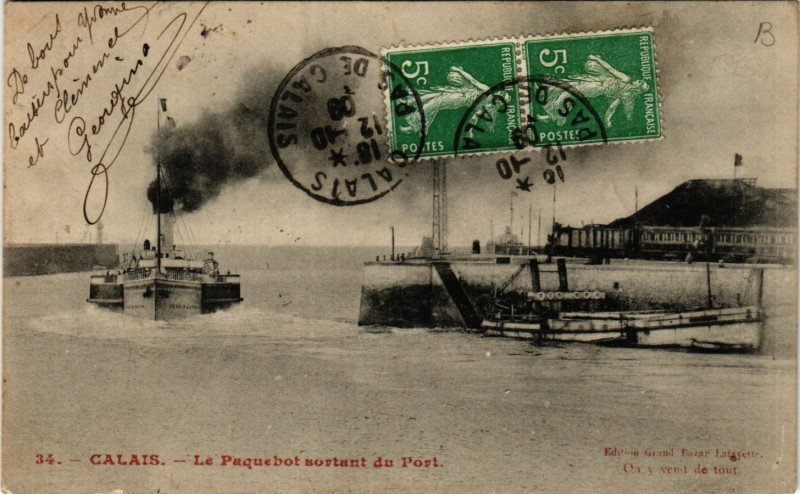 Carte postale ancienne Calais Le Paquebot sortant du Port à Calais